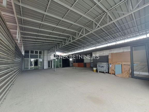 Proizvodno-magacinski prostor od 750 m2 u Dobanovcima
