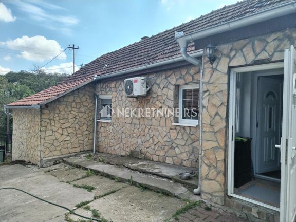 Prodaja renovirane kuće u Beočin selu
