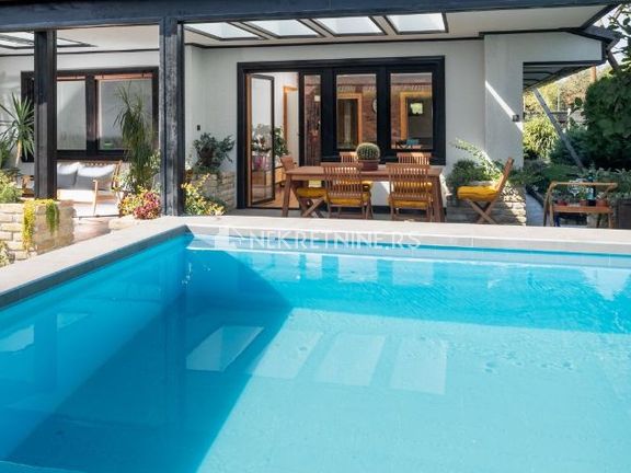 Na prodaju komforna kuća sa bazenom, u odličnom stanju! Površina 210m2, cena 610 000 EUR